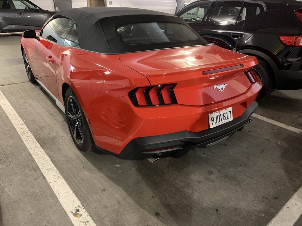 La toute nouvelle génération de Mustang (la septième) que j'ai vu à Poitiers il y a quelques semaines est déjà en location outre-Atlantique !
