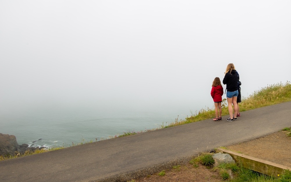 Les filles devant l'océan, et la brume.