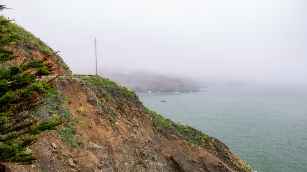 Le chemin pour aller jusqu'au phare nous fait passer par un tunnel puis un pont suspendu inspiré du Golden Gate Bridge, mais bien plus court !