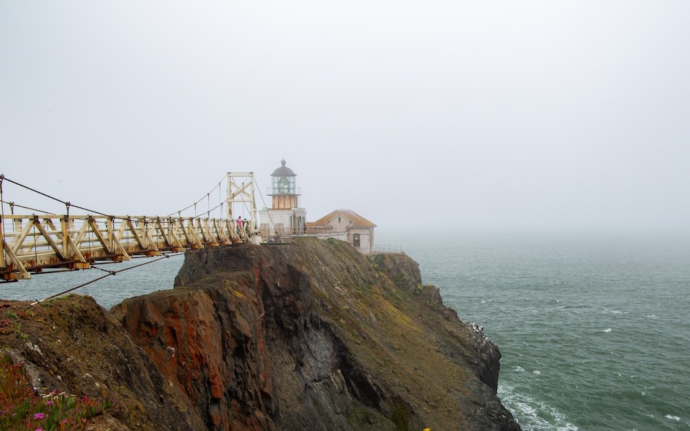 Le phare et son pont suspendu.