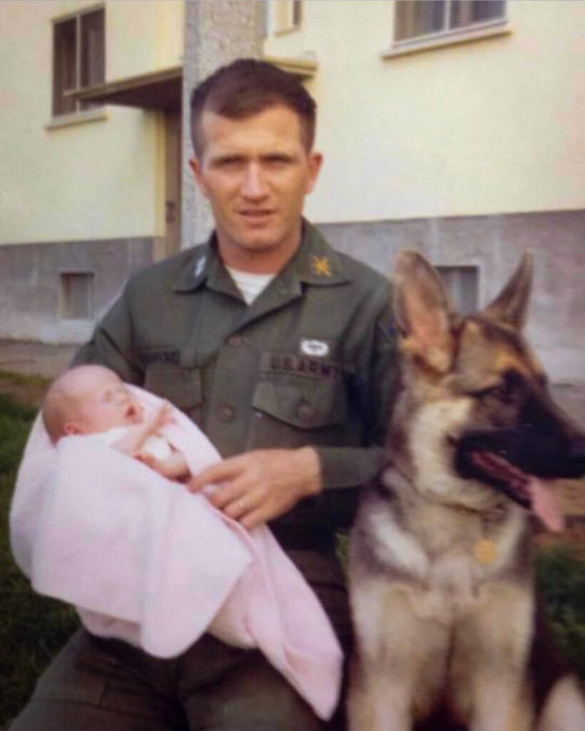 Wallace Crawford, officier de l’US Army, avec sa fille Carlyn dans les bras. Une photo qui illustre à la fois la vie militaire et la force des liens familiaux.