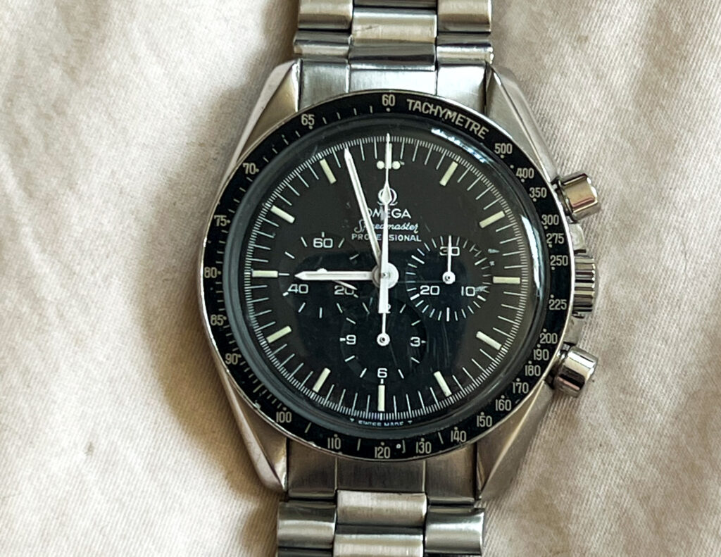 Omega Speedmaster seule, cadran noir.
