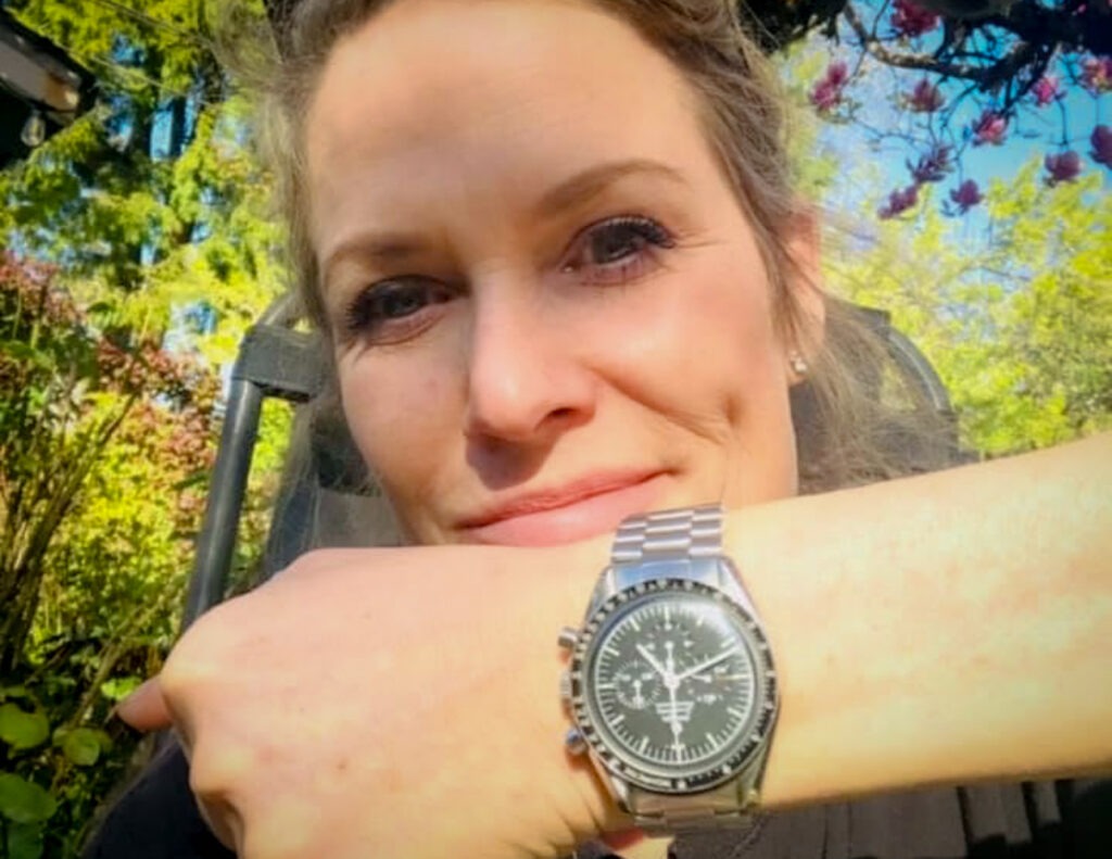 Carlyn perpétue l’histoire familiale en portant la Moonwatch de son père, témoin d’une époque et d’un héritage.