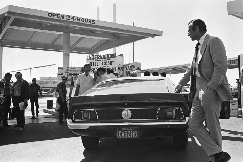 Sean Connery avec l’une des Ford Mustang Mach 1 utilisée pour le tournage du film Les diamants sont éternels (1971). Copyright LVCVA Archive
