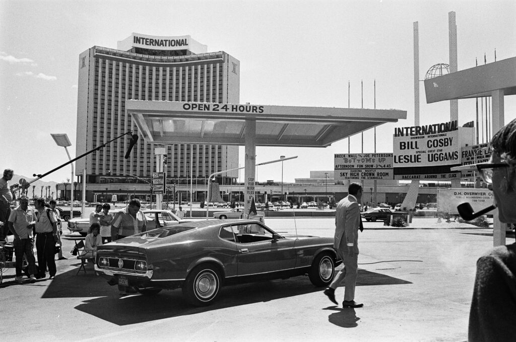 Sean Connery avec l’une des Ford Mustang Mach 1 utilisée pour le tournage du film Les diamants sont éternels (1971). Copyright LVCVA Archive