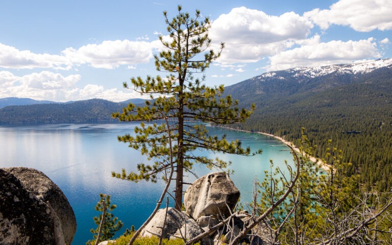 Vue imprenable sur le Lake Tahoe Nevada depuis Monkey Rock.