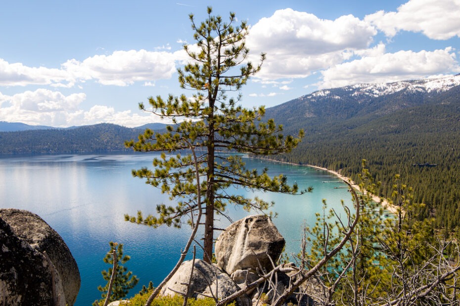 Vue imprenable sur le Lake Tahoe Nevada depuis Monkey Rock.