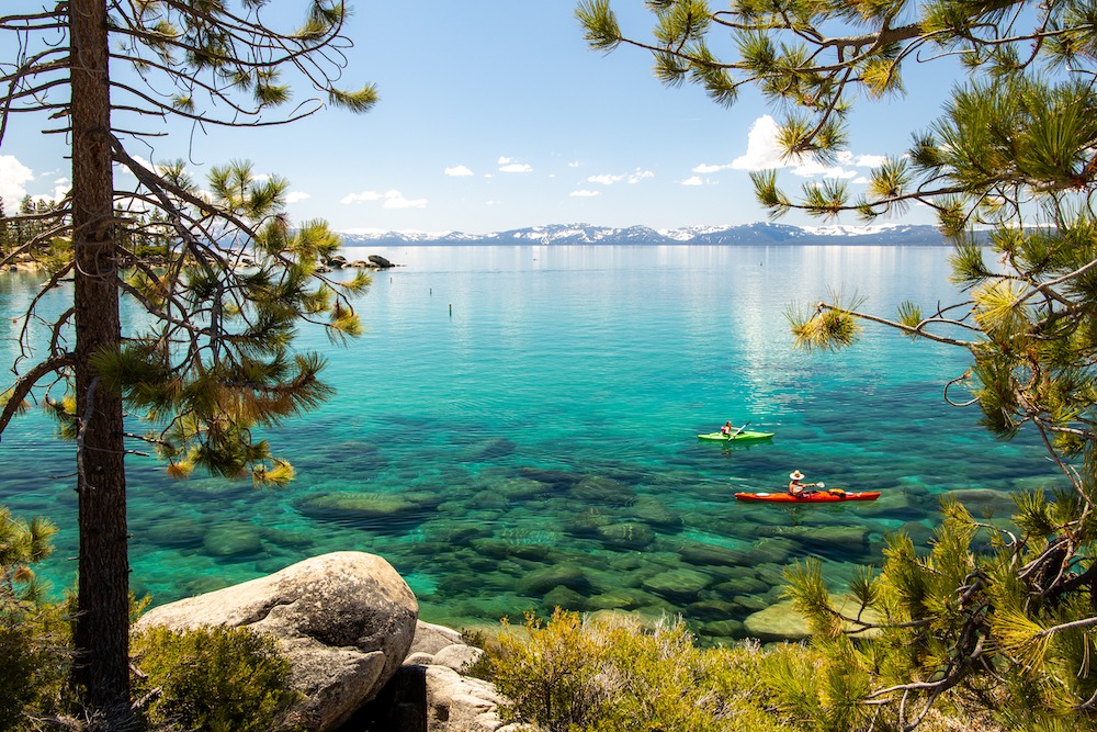 Randonnée sur l’East Shore Trail du Lake Tahoe, entre pins et vues spectaculaires sur le lac.