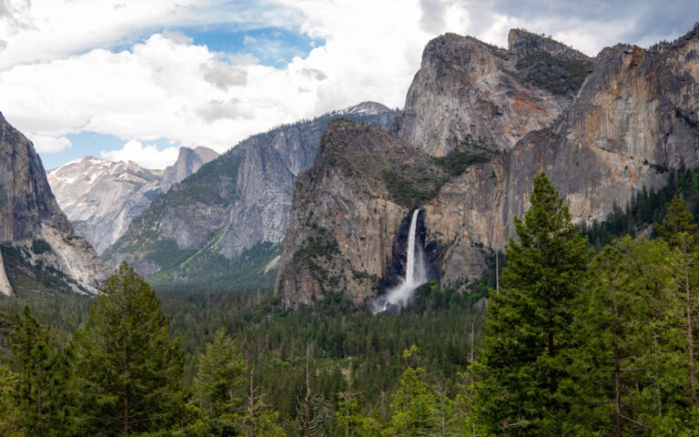 La puissance de l’eau à Yosemite : l’une des chutes emblématiques du parc se dévoile dans toute sa splendeur, un spectacle impressionnant pour toute la famille.