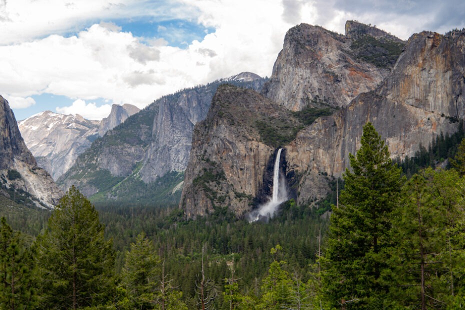 La puissance de l’eau à Yosemite : l’une des chutes emblématiques du parc se dévoile dans toute sa splendeur, un spectacle impressionnant pour toute la famille.