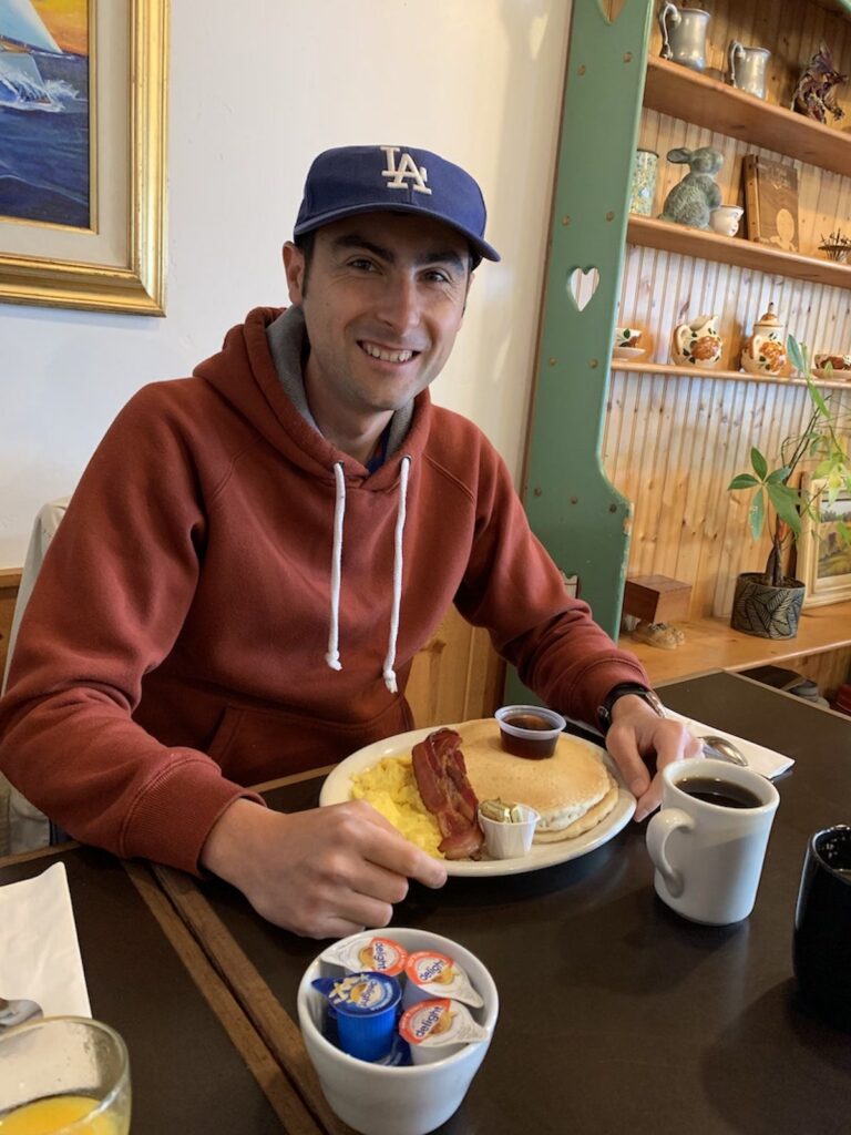 Petit-déjeuner à l’américaine au Redwood Café de Cambria : oeufs brouillés, pancakes, bacon et café pour bien commencer la journée sur la Pacific Coast Highway.