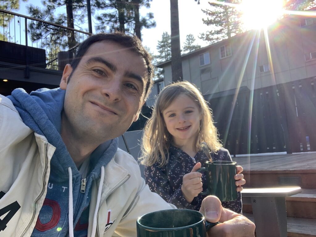 Instant de complicité "père - fille" au brasero au Lake Tahoe, avant de commencer notre journée entre plages et montagnes.