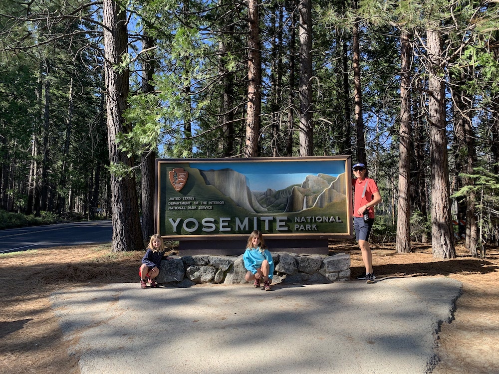 Premier cliché de la journée à l’entrée du parc de Yosemite, avec Léna et Zoé, prêtes à explorer les merveilles naturelles.