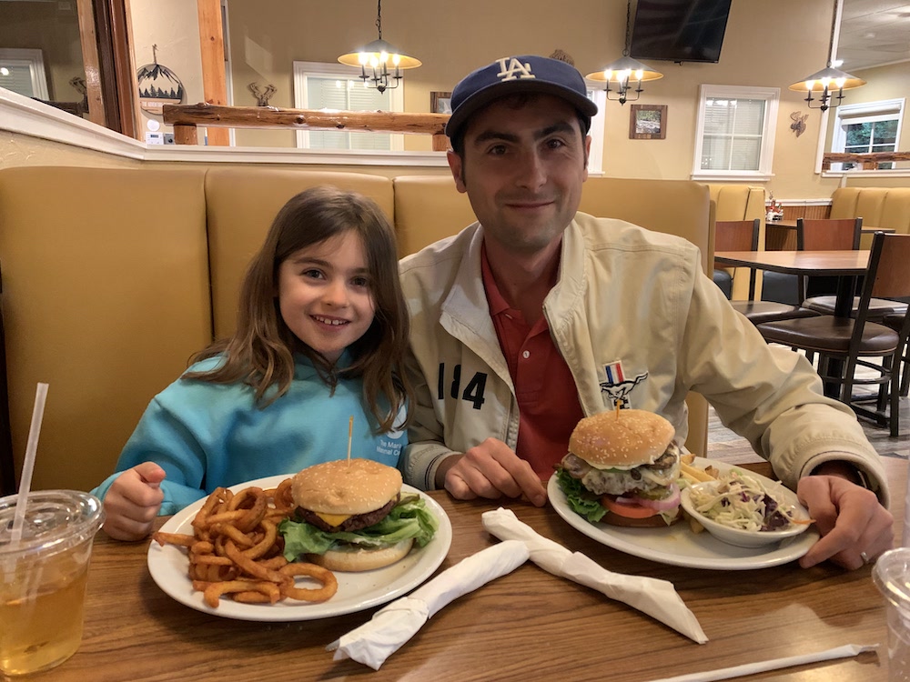 Après une journée bien remplie à Yosemite, Léna et moi découvrons nos assiettes généreusement garnies au Mountain Oaks Café, un vrai réconfort avant la nuit.