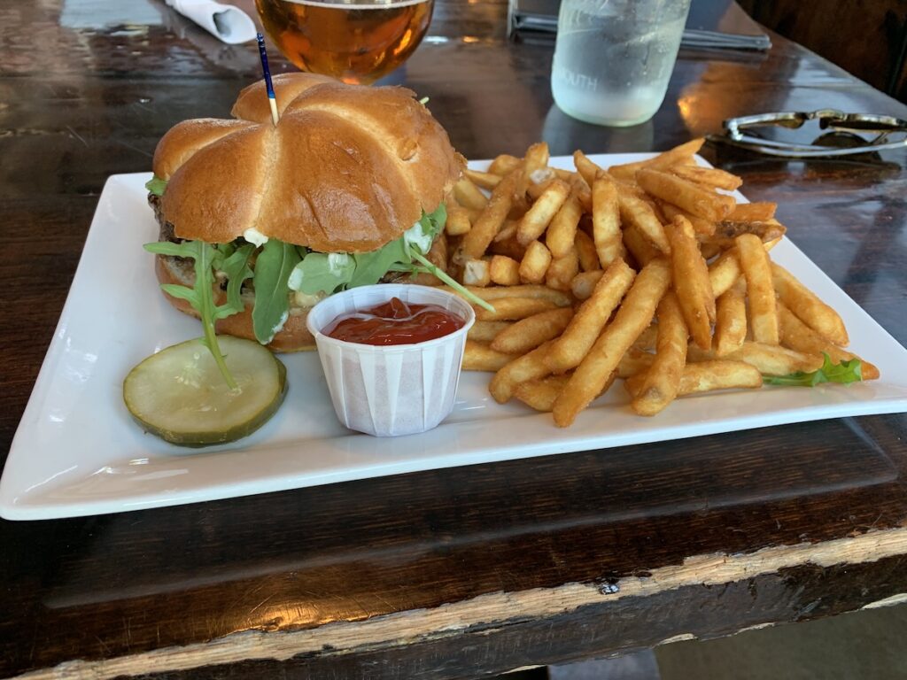 Pause gourmande à Oakhurst : burgers savoureux, pâtes crémeuses et éclats de rire en famille.
