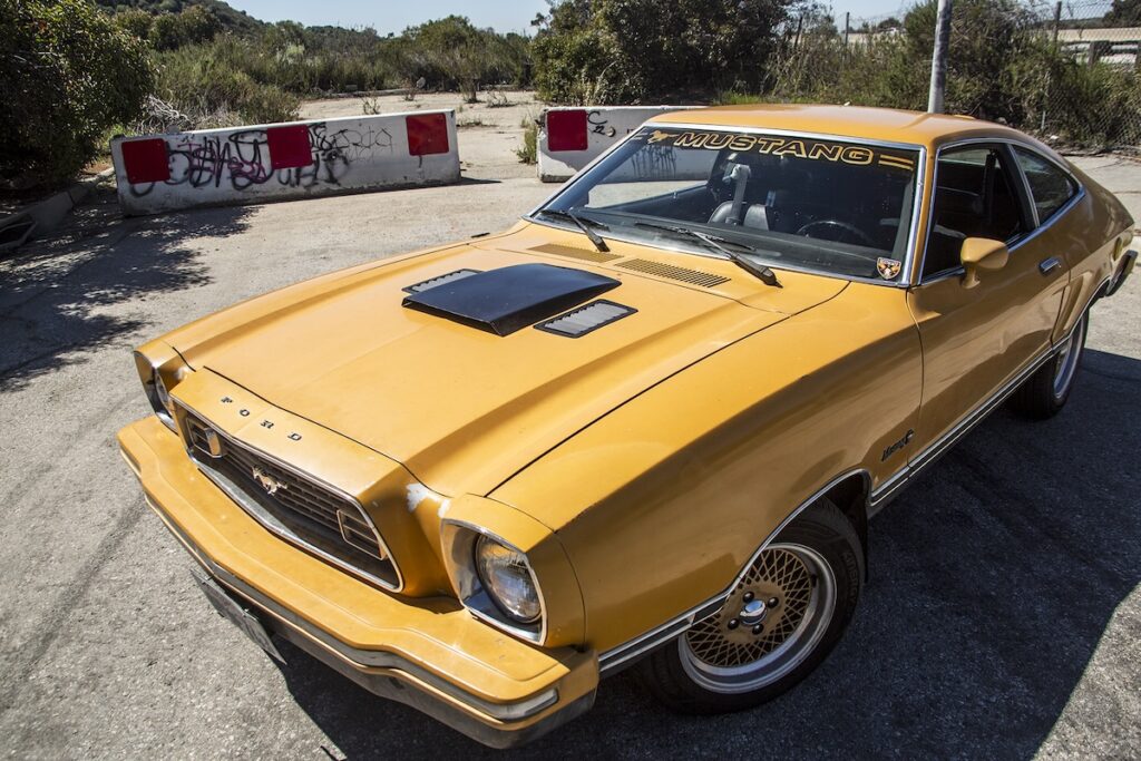 Le nouveau moteur étant trop haut de quelques centimètres, Jérémy a été contraint d’ajouter un hood scoop.