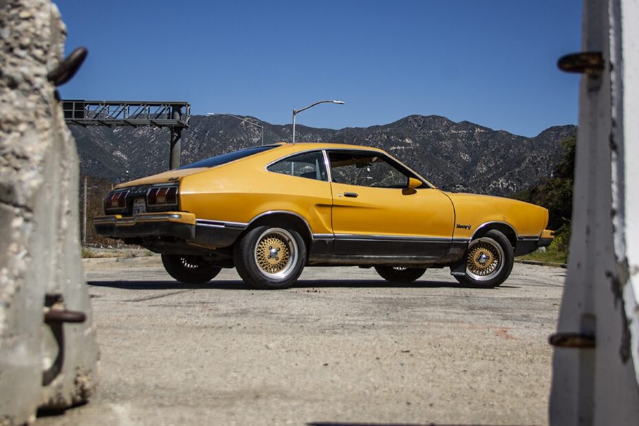 La Mustang II de Jérémy semble prête à aller affronter les Santa Monica Mountains que l’on voit à l’arrière-plan.