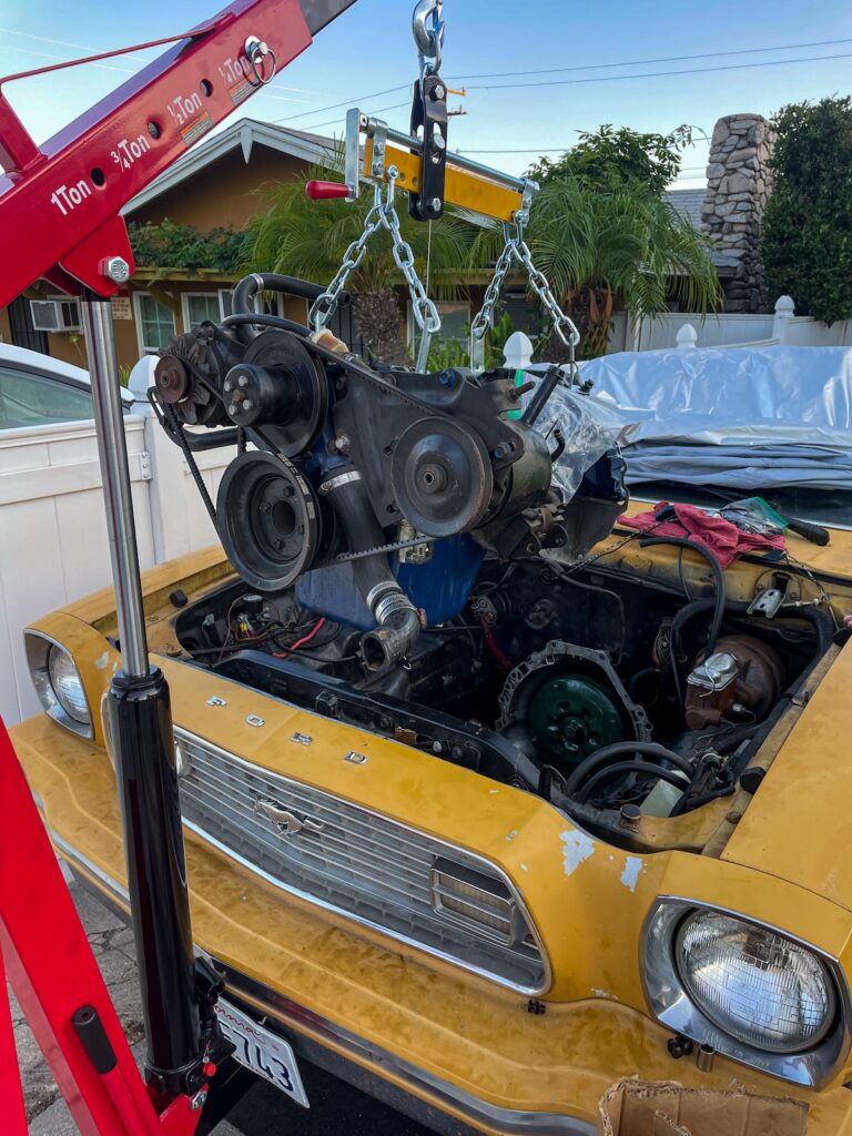 Il est temps d’installer le nouveau moteur, un bloc V8 302ci alésé en cote 0,60 