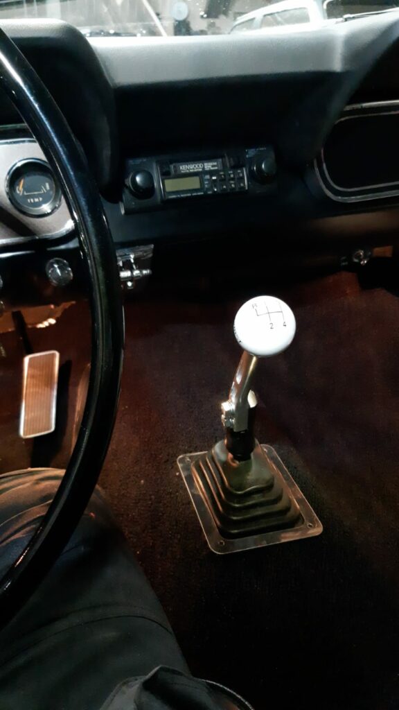 Mon levier de vitesse dans sa configuration actuelle, remis à neuf (en 2022) autant que faire se peut en raison des modifications réalisées par un ancien propriétaire.