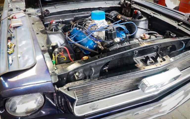 Compartiment moteur de ma Mustang ancienne en cours de fiabilisation