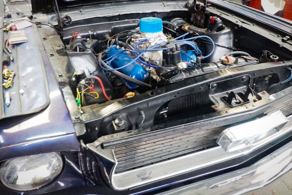 Compartiment moteur de ma Mustang ancienne en cours de fiabilisation