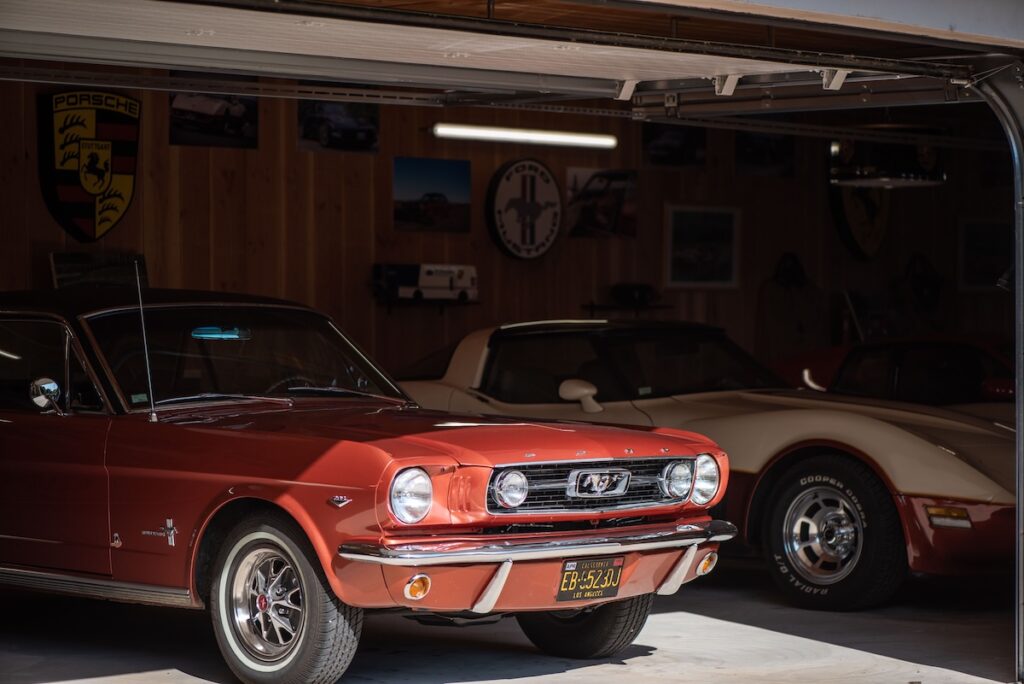Aux côtés de la Mustang, deux Corvettes subsistent dans le garage de Pierre.