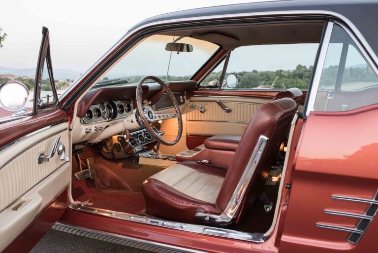 L’intérieur Emberglo se marie bien avec la couleur de la carrosserie.
