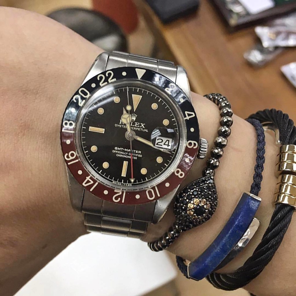 La toute première GMT-Master 6542, née pour les pilotes Pan Am. Sa lunette en bakélite colorée et son histoire avec la matière radioactive en font une rareté absolue.