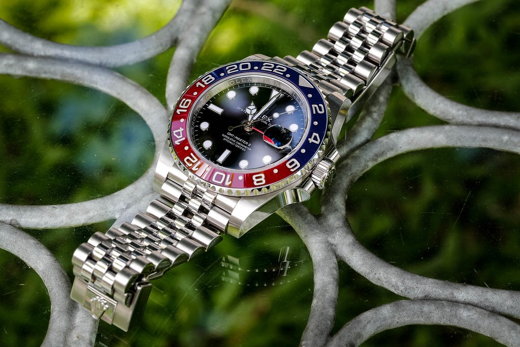 La Pepsi fait son grand retour sur bracelet Jubilee, rappelant les origines de la GMT-Master tout en offrant un confort moderne.