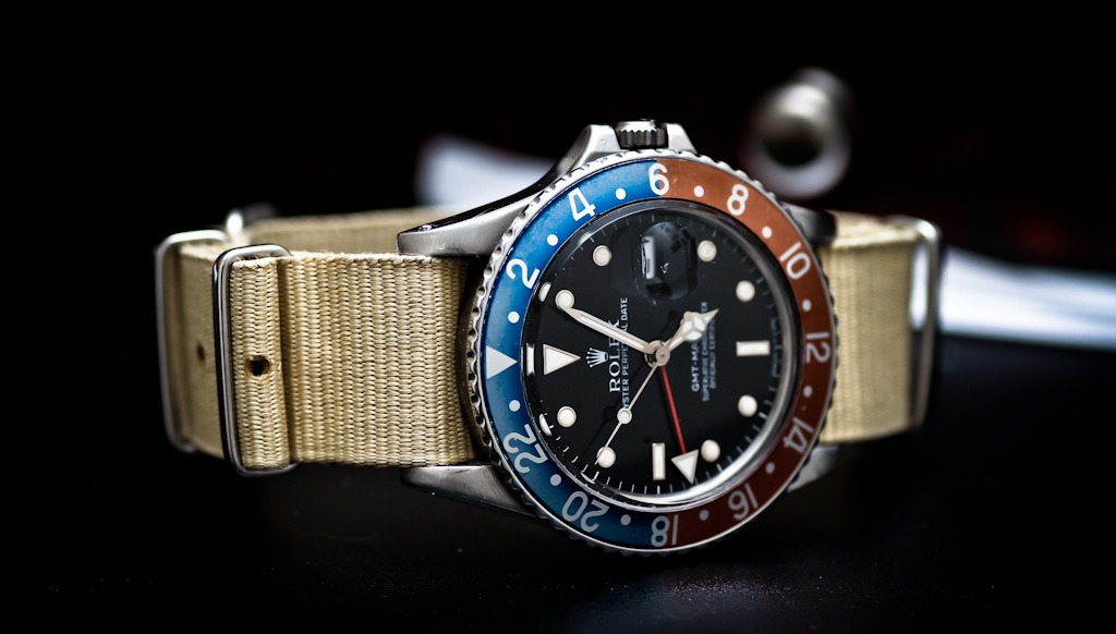 Une icône des années 1980, ici montée sur un bracelet NATO. Cette configuration renforce l’aspect utilitaire de la GMT-Master, rappelant son ADN de montre de pilote et d’explorateur, tout en offrant un confort et une polyvalence appréciés des amateurs.