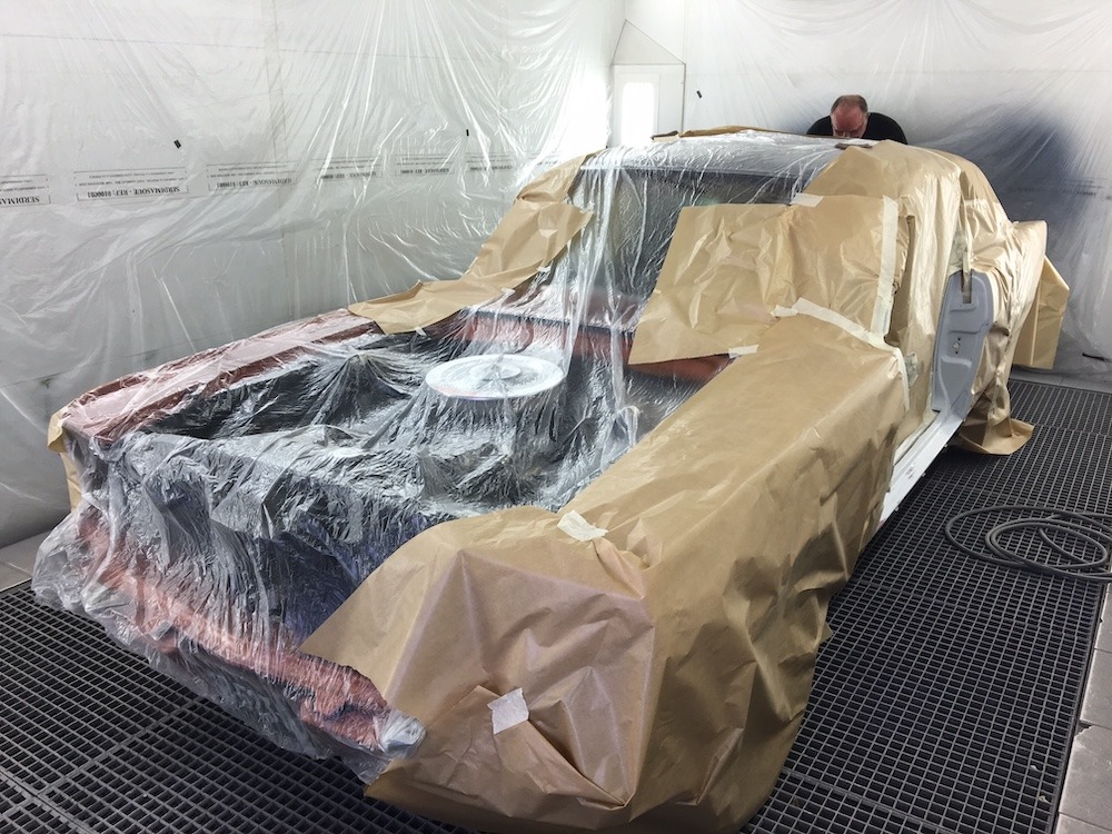 La voiture est recouverte en vue de repeindre l’intérieur de la portière.