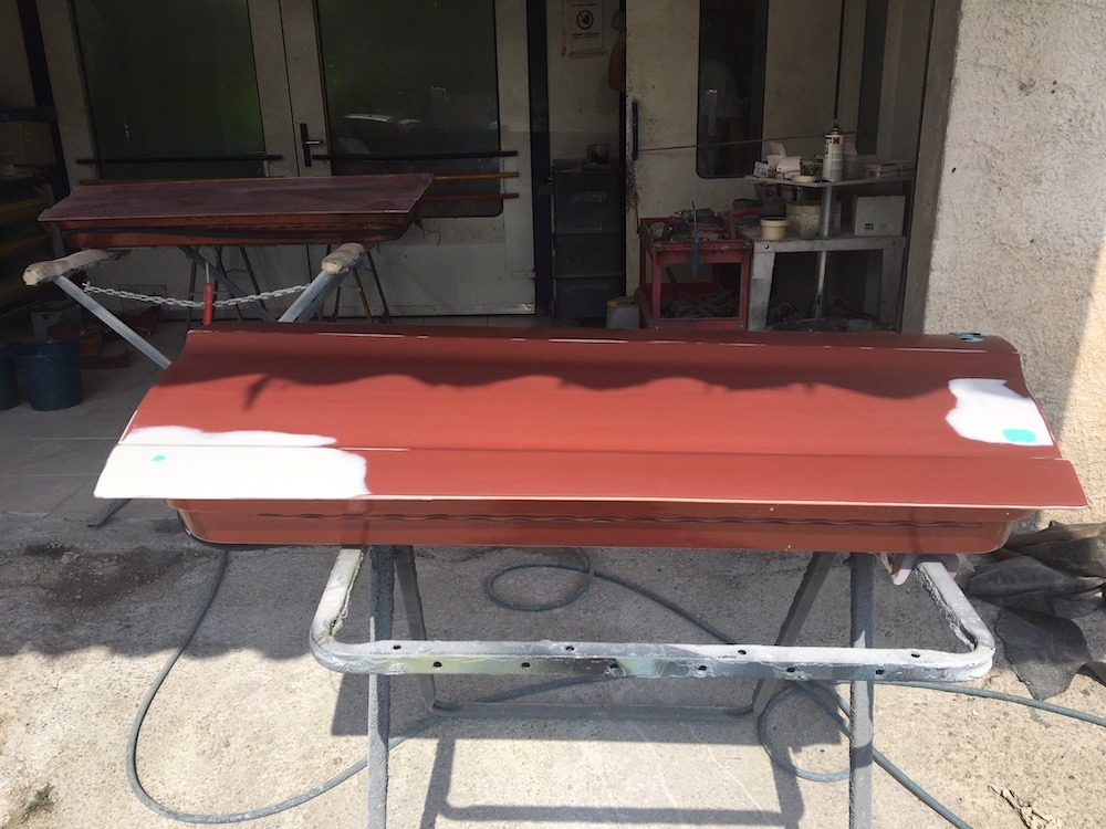 Une partie de la portière est reprise en carrosserie, puis en peinture.