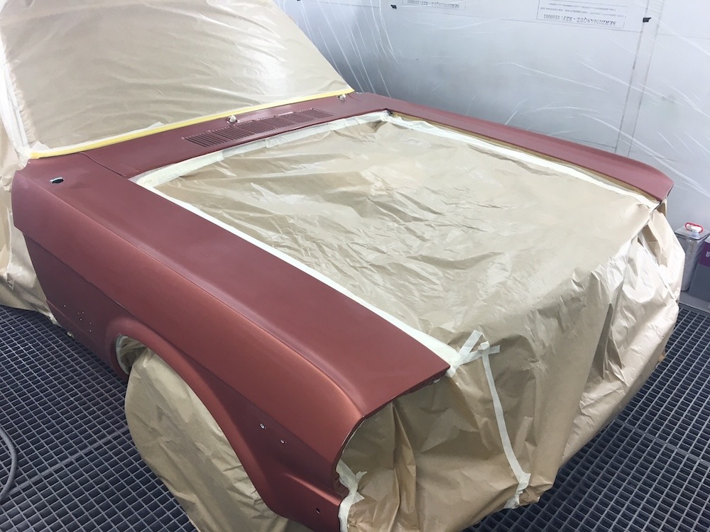 C’est ensuite au tour de la carrosserie, dans sa teinte exceptionnelle Emberglo, de recevoir un nouveau voile de peinture.