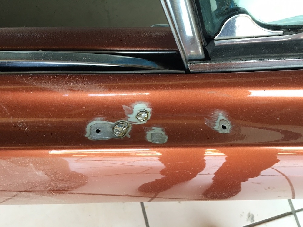 Plusieurs impacts sur la voiture nécessitent d’être rebouchés.