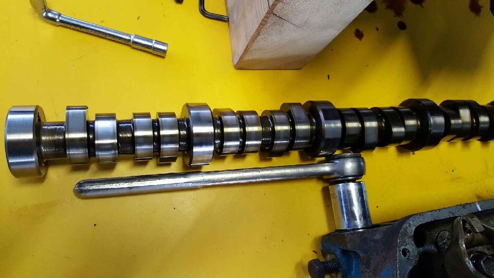 Un nouvel arbre à cames est installé dans le moteur.