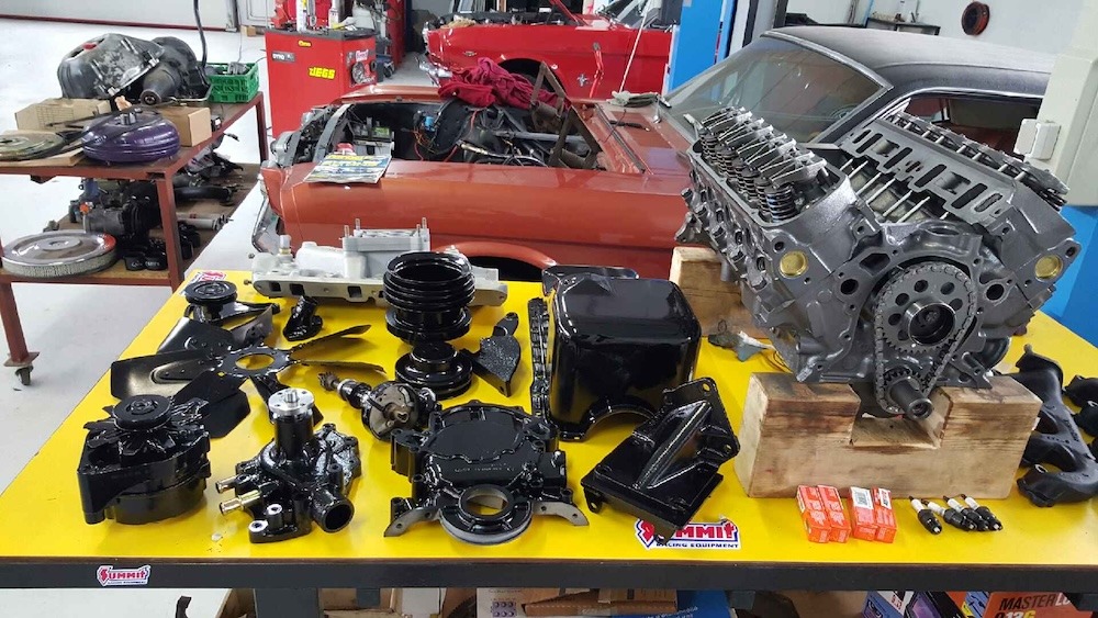 Les différents éléments du moteur sont vérifiés.