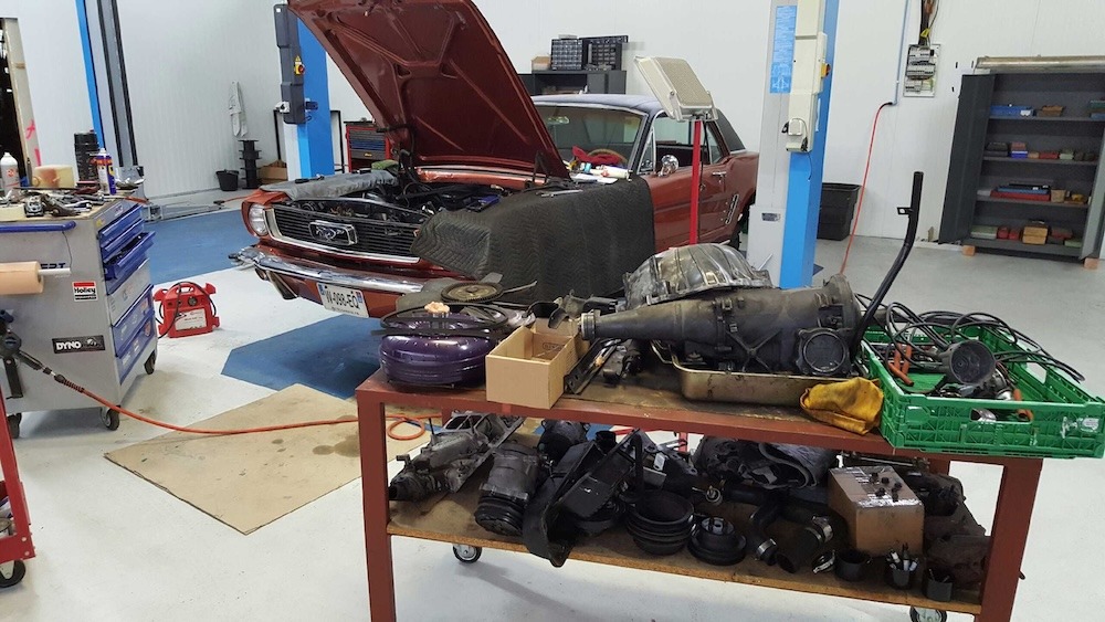La boîte automatique de la voiture est sortie puis vérifiée également.