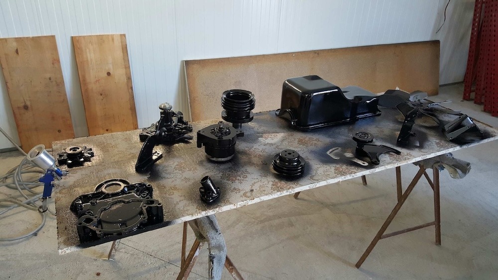 Une partie des accessoires du compartiment moteur est conservée mais vérifiée et rénovée.