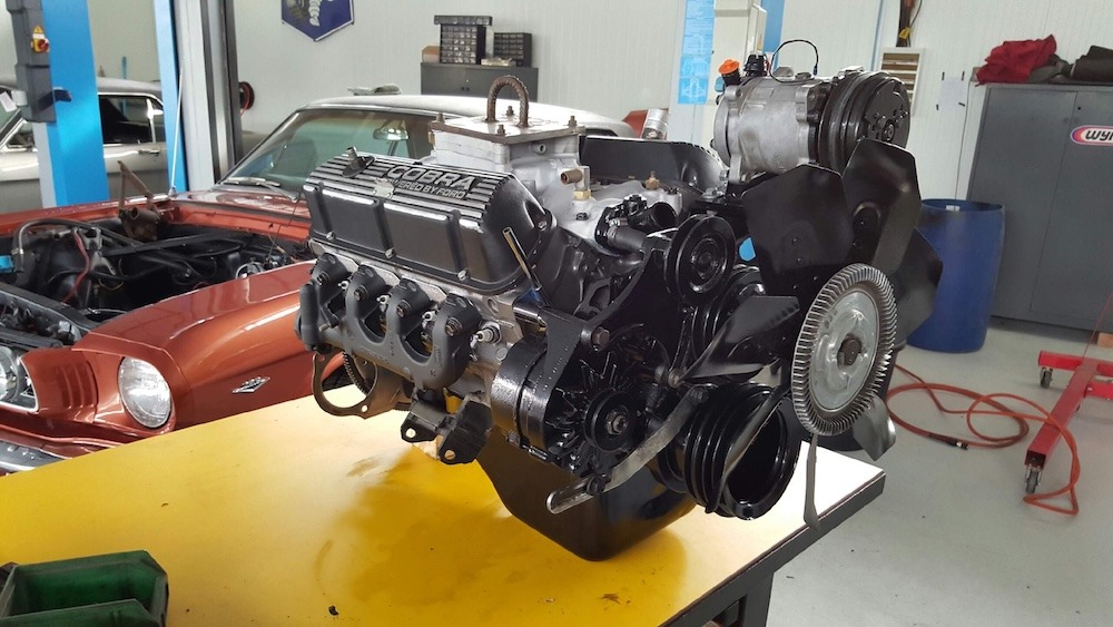 Le moteur est prêt à être installé dans son compartiment.