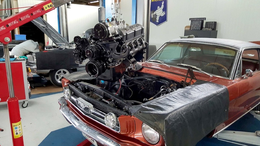 Le moteur est prêt à être installé dans son compartiment.