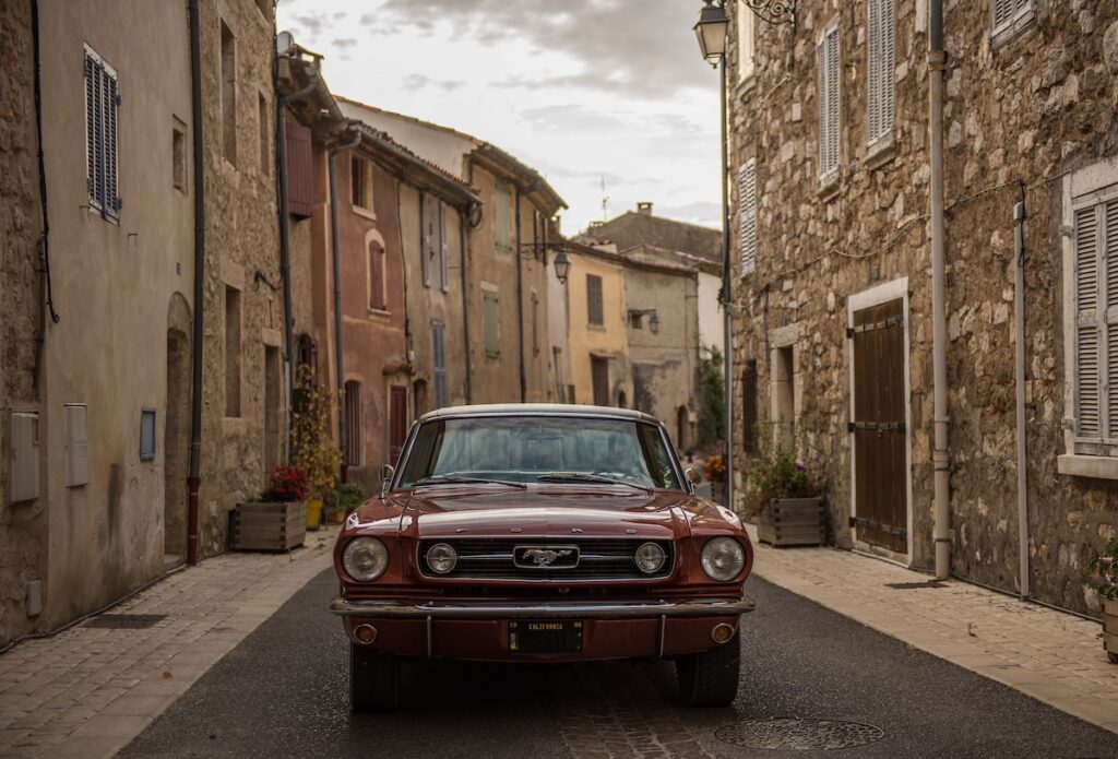 Cette Ford Mustang se conduit aussi bien en milieu rural que dans les villages français.