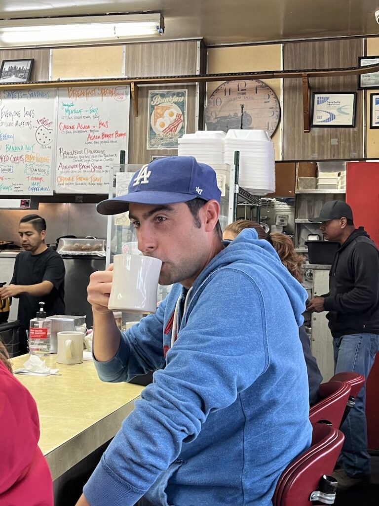 Pancakes, œufs et bacon : un petit-déjeuner copieux pour attaquer une journée à Universal Studio Hollywood.