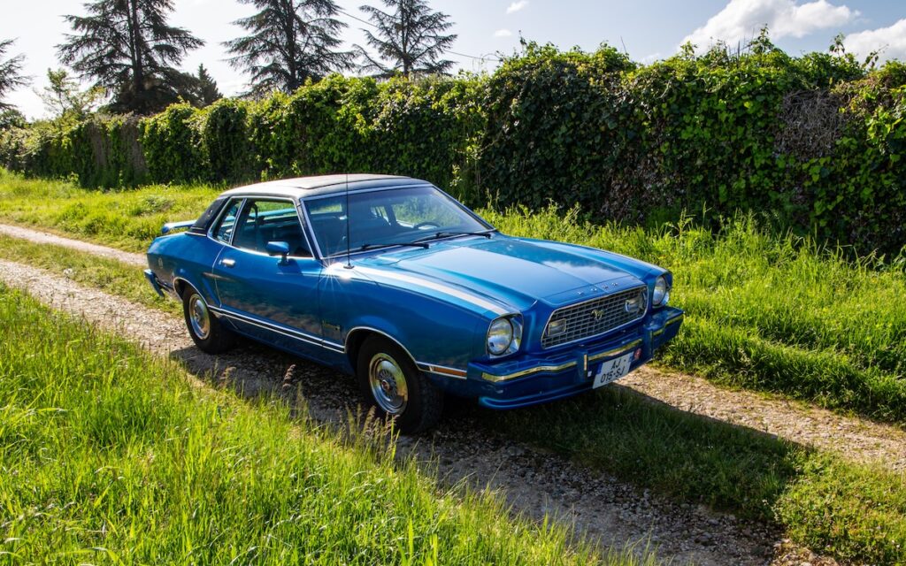La Mustang II Ghia 1974 d’Antonin, vue de trois-quarts avant, dévoile son bleu unique et son design atypique.