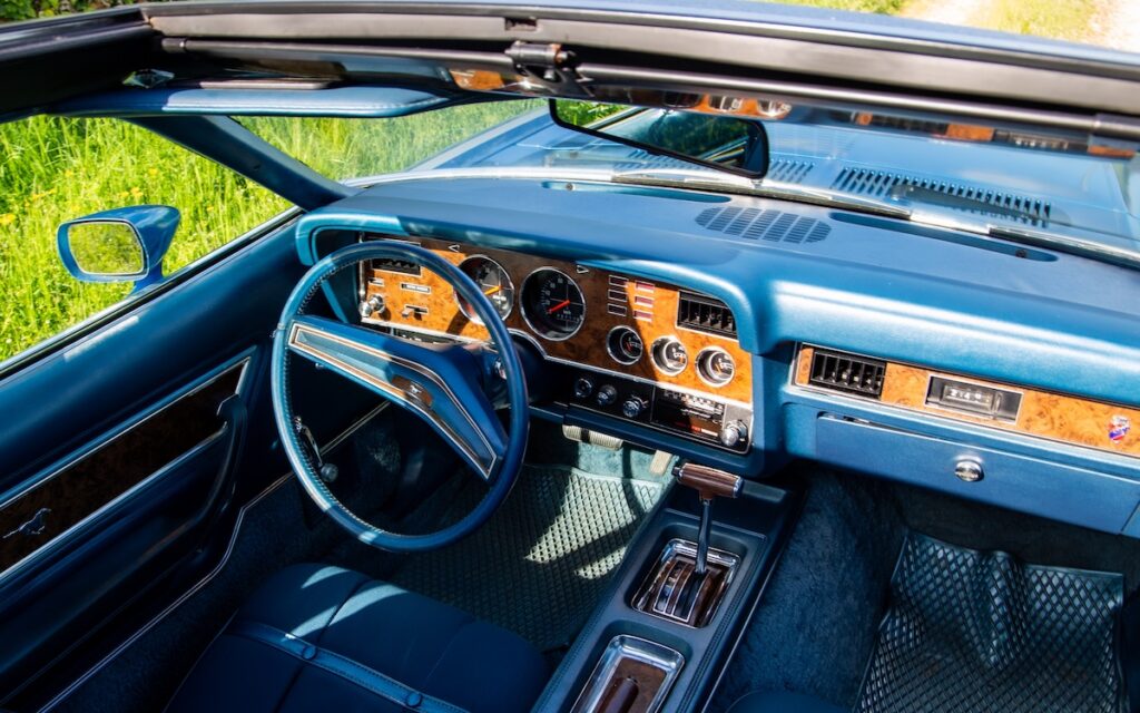 Intérieur de la Mustang II Ghia 1974, avec son tableau de bord et son volant emblématique.