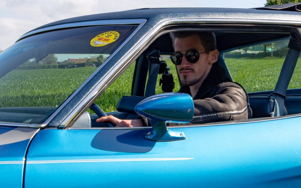 Antonin et sa Mustang II Ghia 1974 lors des 60 ans de la Mustang à Poitiers.