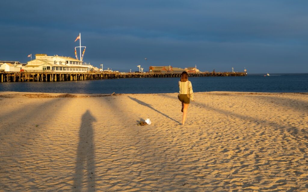 Il y a pire endroit que sur la plage de Santa Barbara pour faire son yoga...
