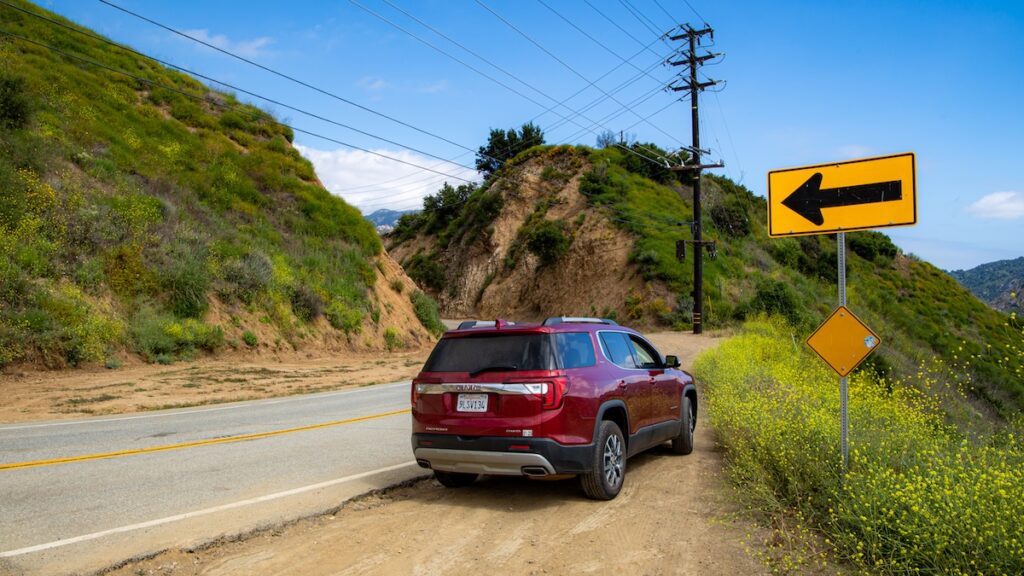 Conduire sur Mulholland Highway, entre collines et décors emblématiques de Los Angeles.