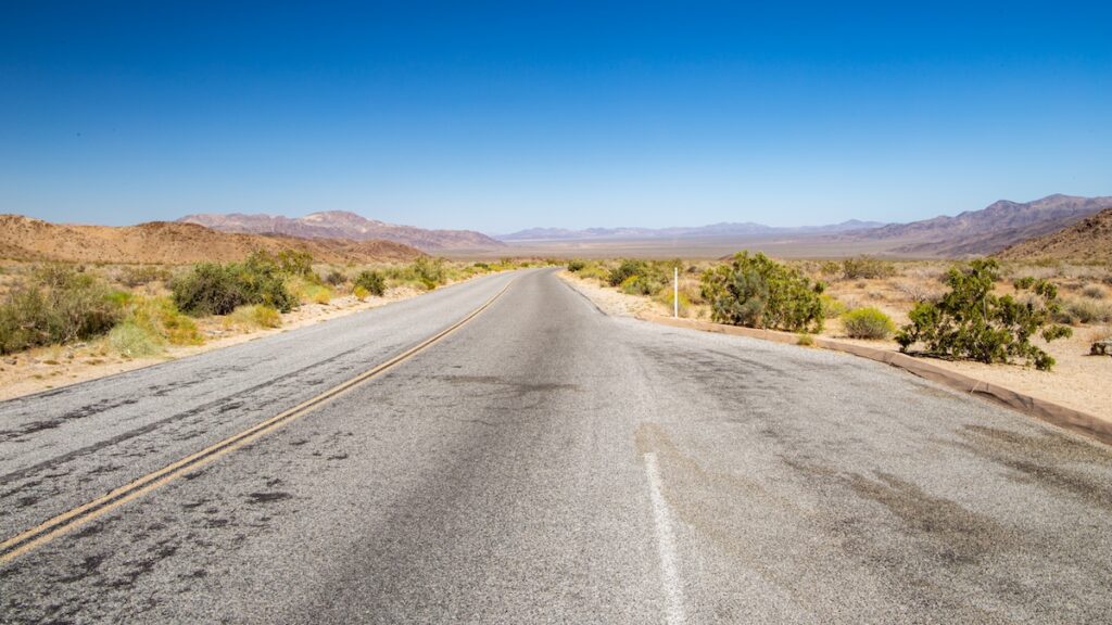 En direction du parc national de Joshua Tree, la route traverse des paysages arides typiques de la Californie.