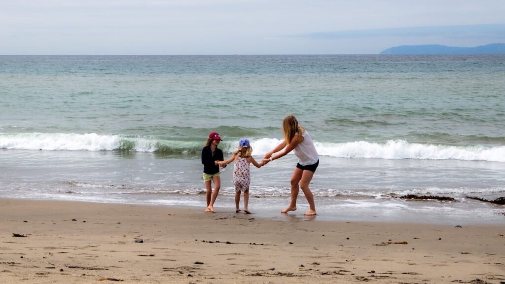 Les filles s'amusent sur la plage de Cabrillo Beach, un endroit que j'aime passionnément.