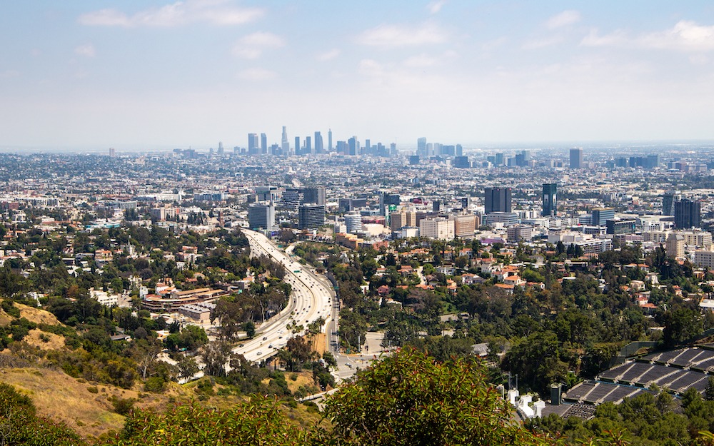 La skyline de Los Angeles et son mythique panneau Hollywood.